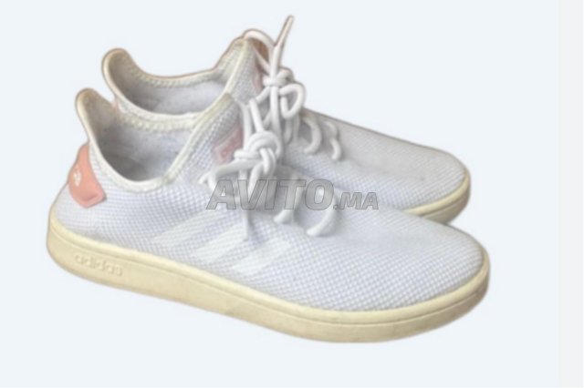 حذاء رياضي أديداس رياضي غير رسمي.