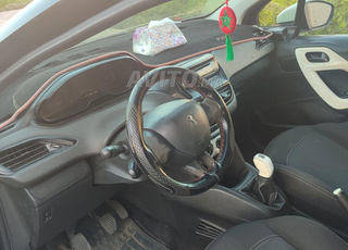Peugeot 208 lis tout en bas