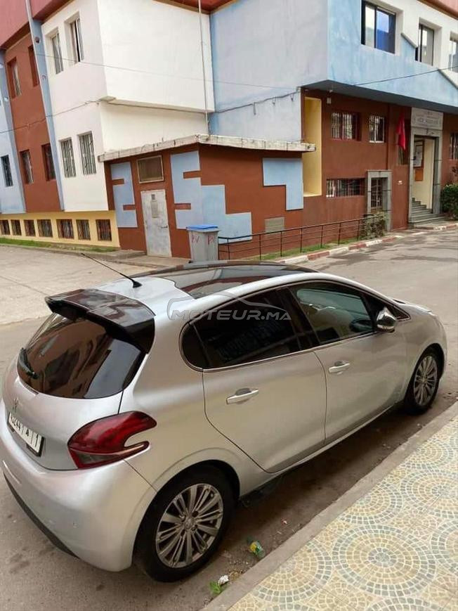 Peugeot 208 white edition 