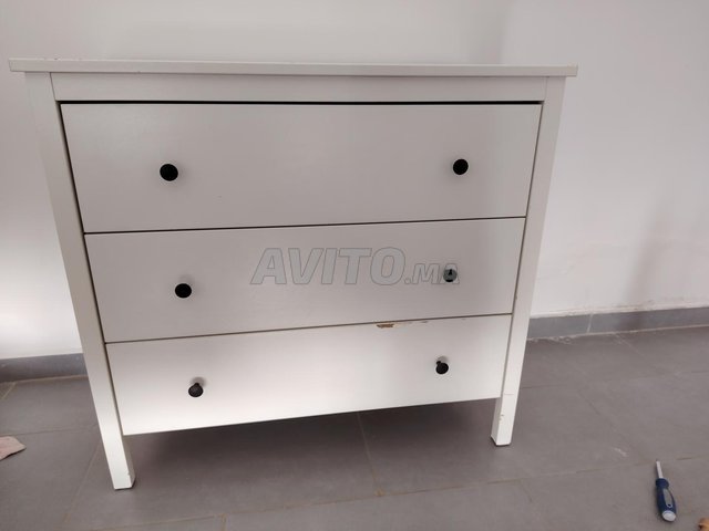 خزانة ذات أدراج بيضاء