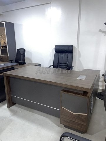 أثاث مكتبي في المخزن