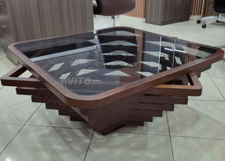 ✨ Table avec une touche artistique raffinée et des formes variées ✨