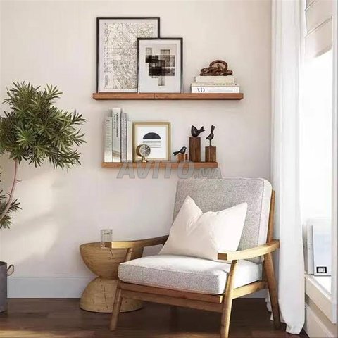 Installation d'étagère et tableaux décoré