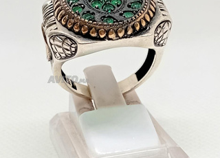 Bague de frappe ornée d'émeraudes, fabrication orientale de luxe