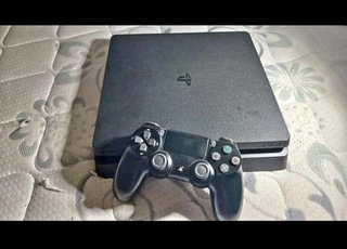 PS4 Slim, en bon état, manette originale et quelques jeux