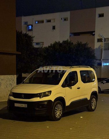 السلام عليكم كنبيع سيارة ديالي مزال جديدة retouche la