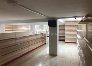 Lot complet de rayonnages de magasin quasi-neufs