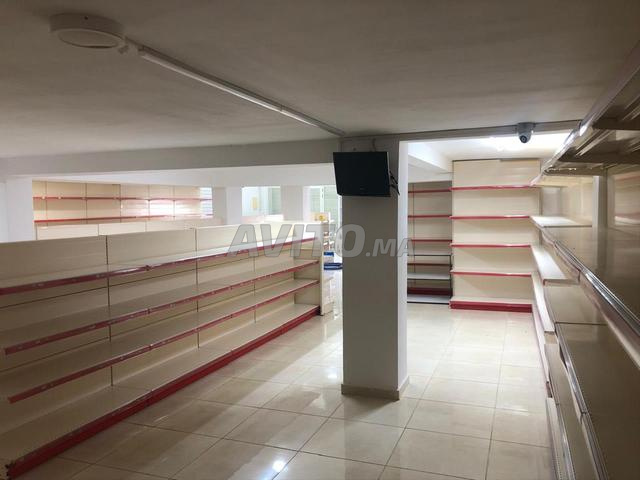Lot complet de rayonnages de magasin quasi-neufs