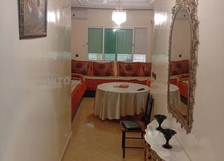 شقة متوسطة المستوى في موقع جيد في الحمرية