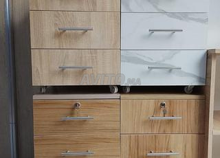 Des caissons avec de tiroirs