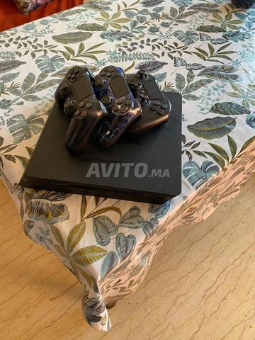 Play 4 à vendre avec 4 jeux et 2 manettes - 2