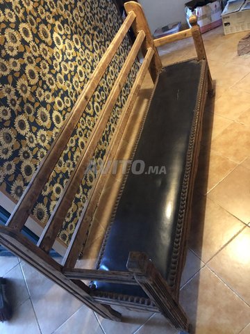 مقعد عتيق خشب جلد