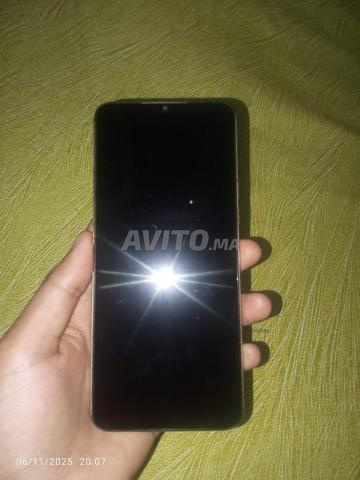 Téléphone d'occasion en parfait état avec 128 Go de stockage et 4 Go de RAM