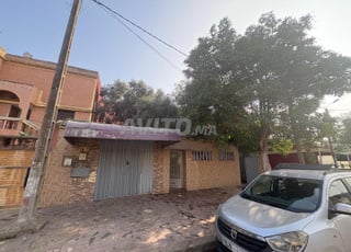 Villa de 520m² avec café, jardin, local commercial