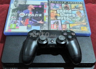 PS4 Slim 500GB en très bon état et 2 manettes