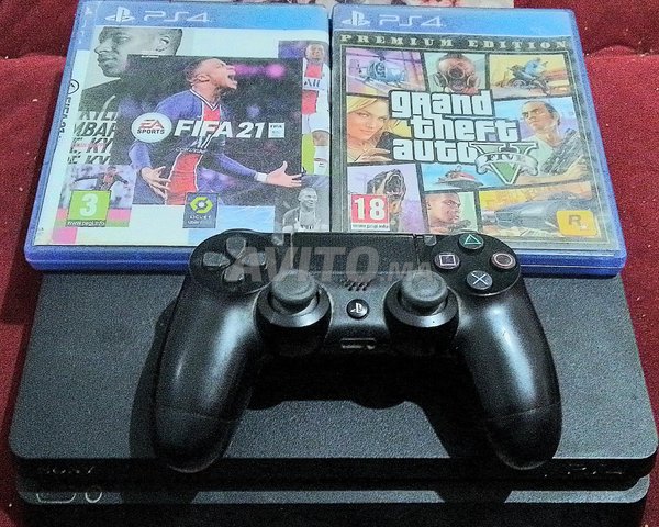 PS4 Slim 500GB en très bon état et 2 manettes