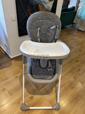 كرسي مرتفع للأطفال