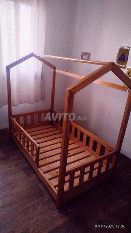 سرير على شكل كوخ للأطفال مع مرتبة (1 متر و 40 سم على 80 سم)