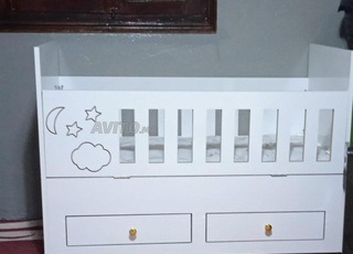 عربة أطفال، حوض استحمام، وسرير أطفال مع مرتبة