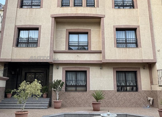 منزل محفظ مع حديقة للبيع