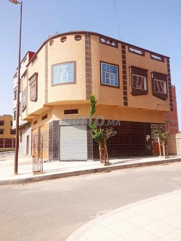 Maison sur la grande route du marché de Sidi Lakhdar