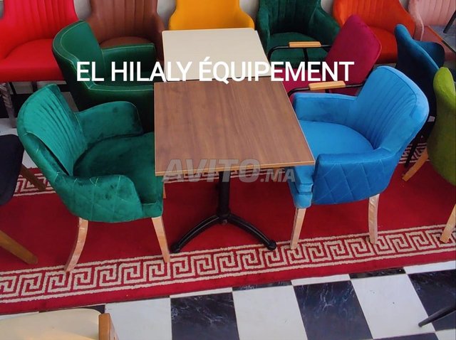 كراسي طاولة مقهى