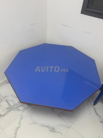 Table avec 10 chaises en bon état