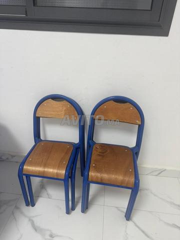 Table avec 10 chaises en bon état - 2