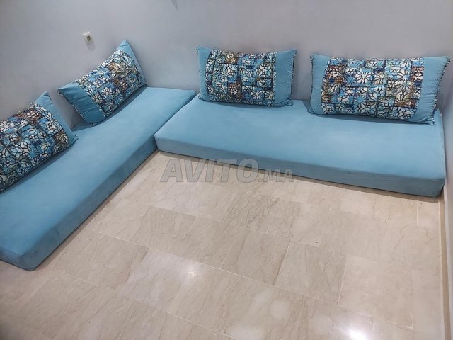 2 lits éponges avec 2 jolis draps et 4 oreillers