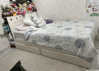 Lit avec 2 tiroirs et tête de lit étagère