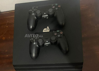 PS4 Pro avec 2 manettes originales