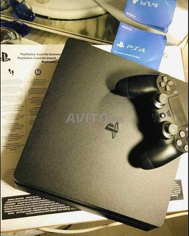 Ps4 Slim flachée avec jeux