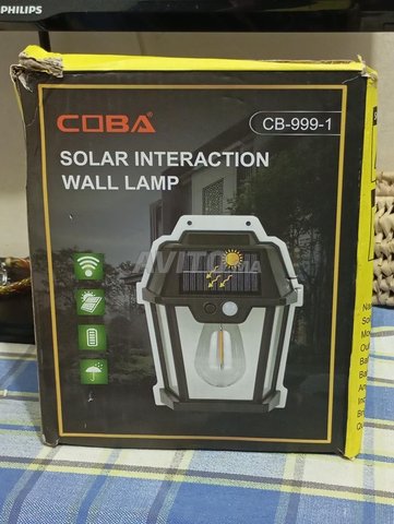 مصباح الطاقة الشمسية يضوء بشكل جيد 