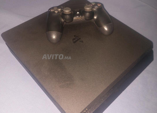 PS4 avec manette et jeux presque neuve