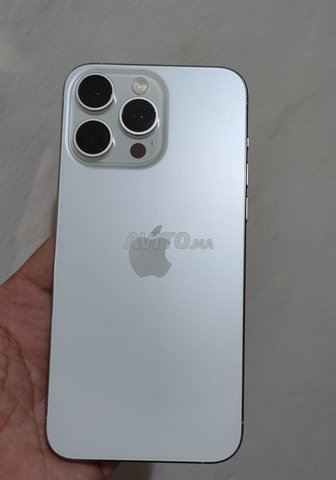 Iphone 15 Pro max 256Go Batterie 89 très bon état