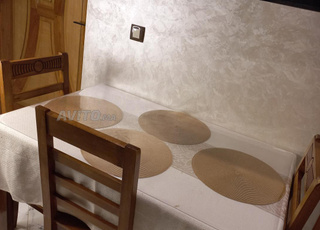 Table à manger avec quatre chaises look Choc