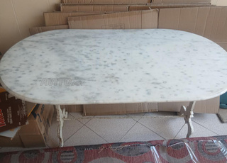 Table ovale en marbre