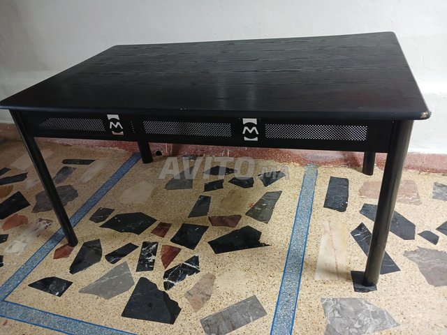 طاولة أكل بدون كراسي