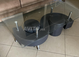 Table basse en verre avec deux poufs intégrés