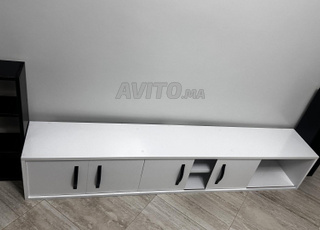 خزانة تلفزيون بيضاء ورفان أسودان منفصلان