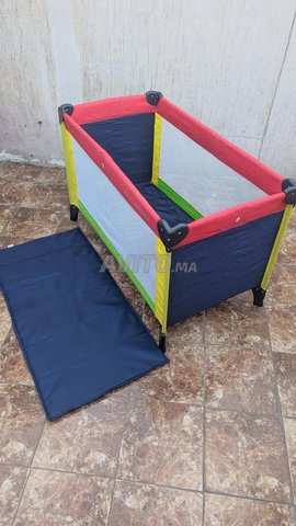 سرير أطفال قابل للطي