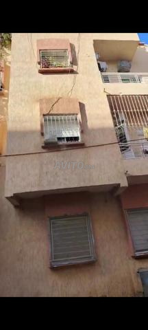 شقة الطابق الأول في منزل مكون من سفلي وطابقين