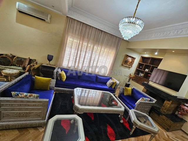 صالون 3 مقاعد و 2 كراسي و 3 طاولات