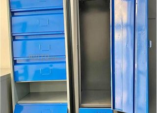 خزانة ذات غطاء معدني