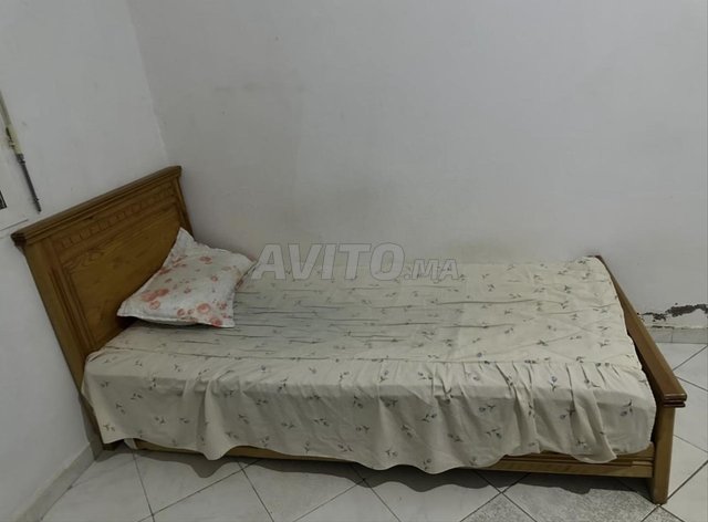 إطار سرير مع فراش