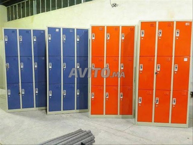 خزانة معدنية بثلاثة أبواب لغرف تغيير الملابس