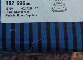 une butée de suspension d'amortisseur( 2)