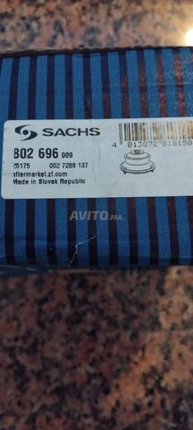 une butée de suspension d'amortisseur( 2)