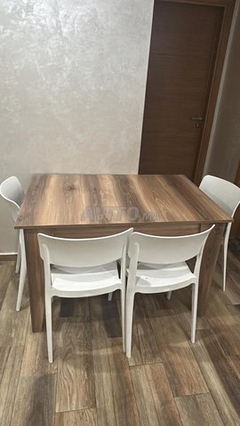 طاولة وكرسي