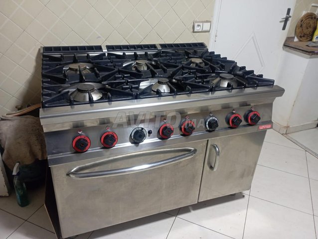 GAZINIERE PROFESSIONNELE (PIANO DE CUISSON)